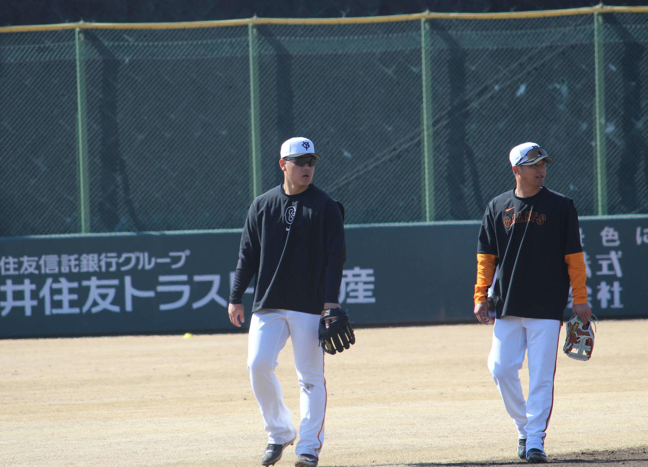 ジャイアンツ球場で行われた全体練習に参加した巨人岡本（左）と吉川（撮影・久保賢吾）