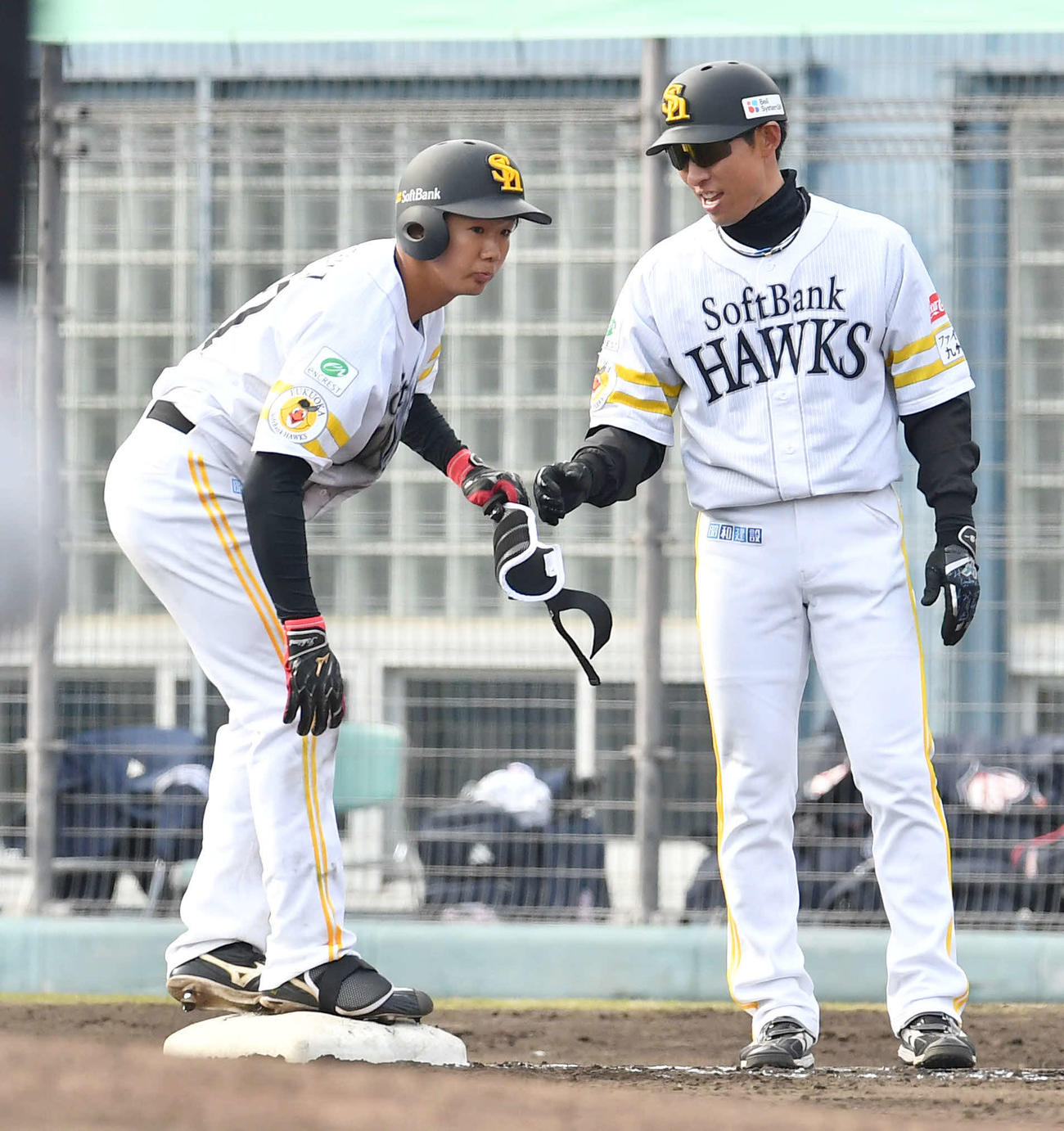 ソフトバンク対斗山ベアーズ　8回裏ソフトバンク無死一、三塁、中前適時打を放った石見（左）は本多コーチとグータッチを交わす（撮影・岩下翔太）