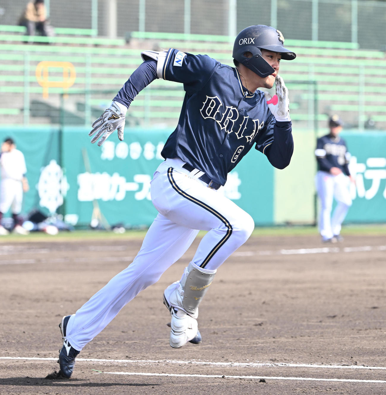 韓国ロッテ戦の3回、左前打を放つ麦谷（撮影・和賀正仁）