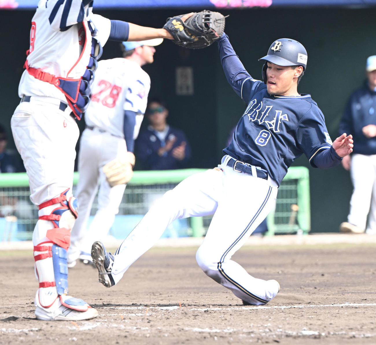 韓国ロッテ戦の3回、ディアスの犠飛で生還するオリックス麦谷（撮影・和賀正仁）