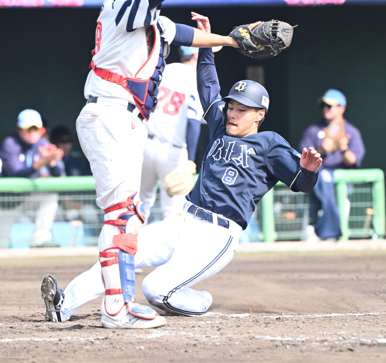 韓国ロッテ戦の3回、ディアスの犠飛で生還するオリックス麦谷（撮影・和賀正仁）