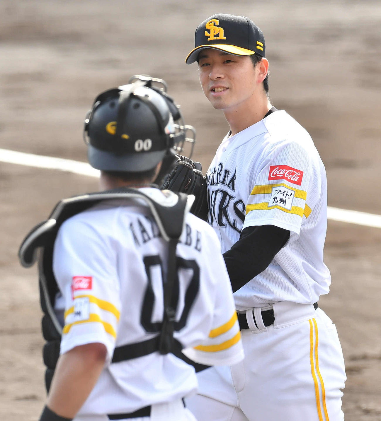 ソフトバンク対斗山ベアーズ　3回表を抑えた大関（右）は、渡辺と話しながらベンチへ戻る（撮影・岩下翔太）