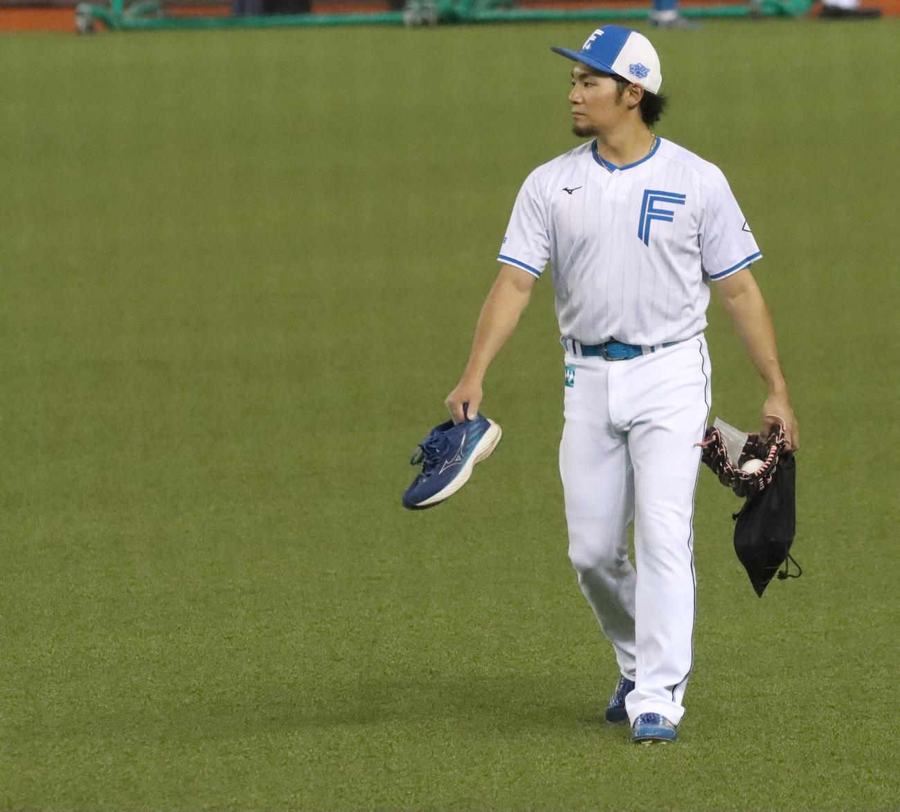 台北ドームでの練習を終え引き上げる日本ハム伊藤伊藤（撮影・永野高輔）