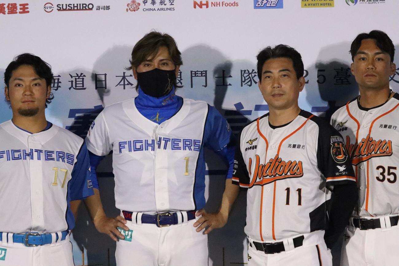 台北ドームでの会見に臨んだ（左から）日本ハムの伊藤と新庄監督（撮影・永野高輔）