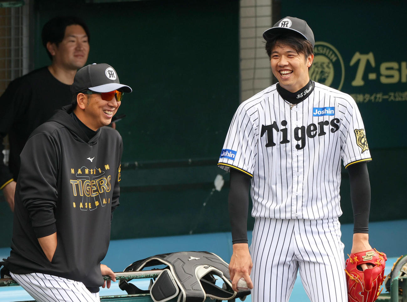 阪神藤川監督（左）と談笑する才木（撮影・上山淳一）