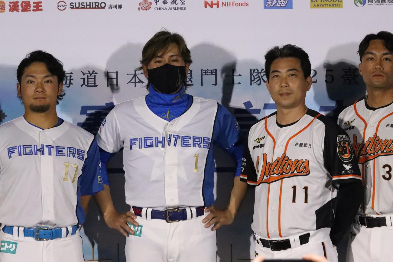 台北ドームでの会見に臨んだ（左から）日本ハムの伊藤と新庄監督（撮影・永野高輔）