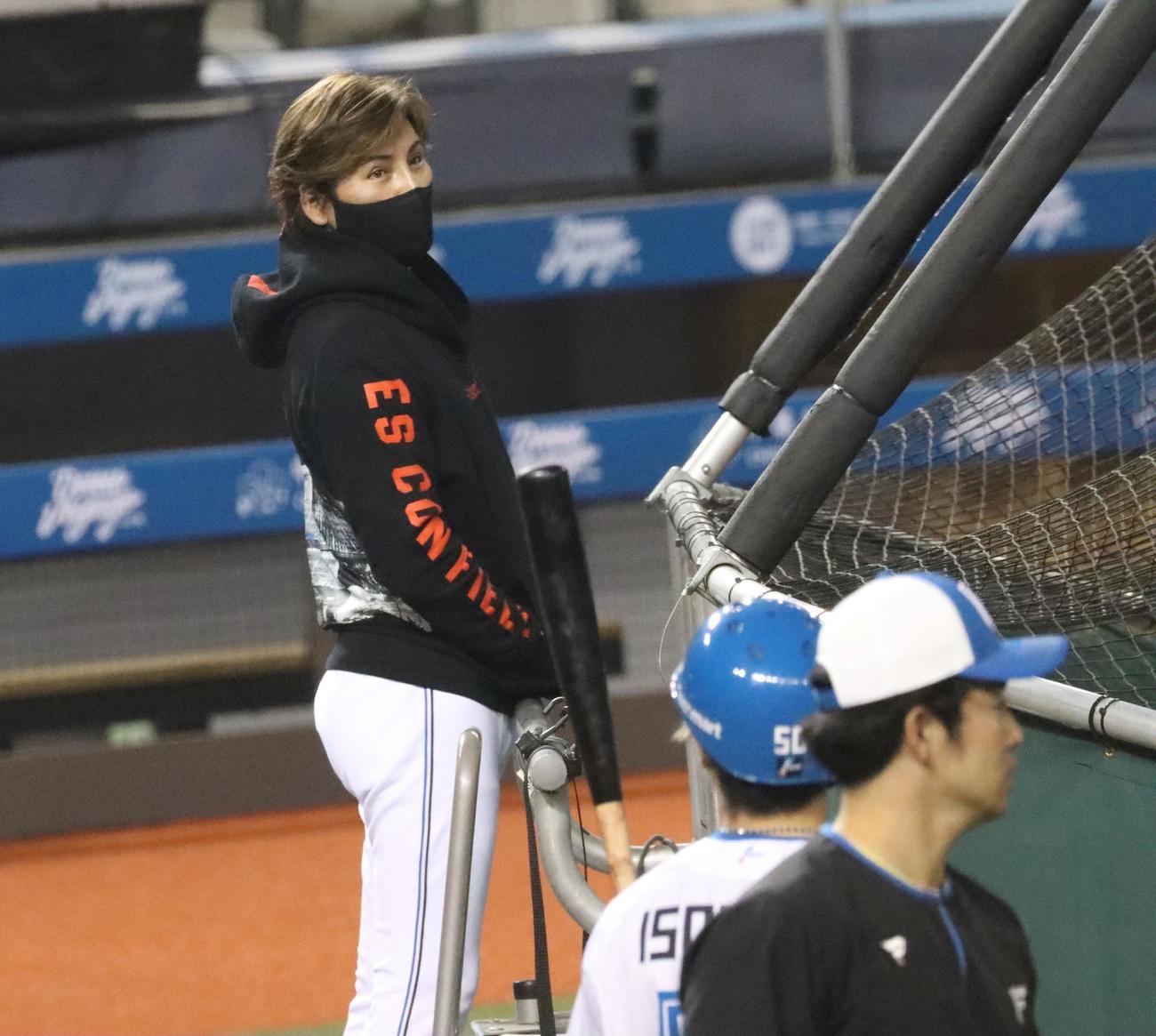 台北ドームでの練習を見守る日本ハム新庄監督（撮影・永野高輔）