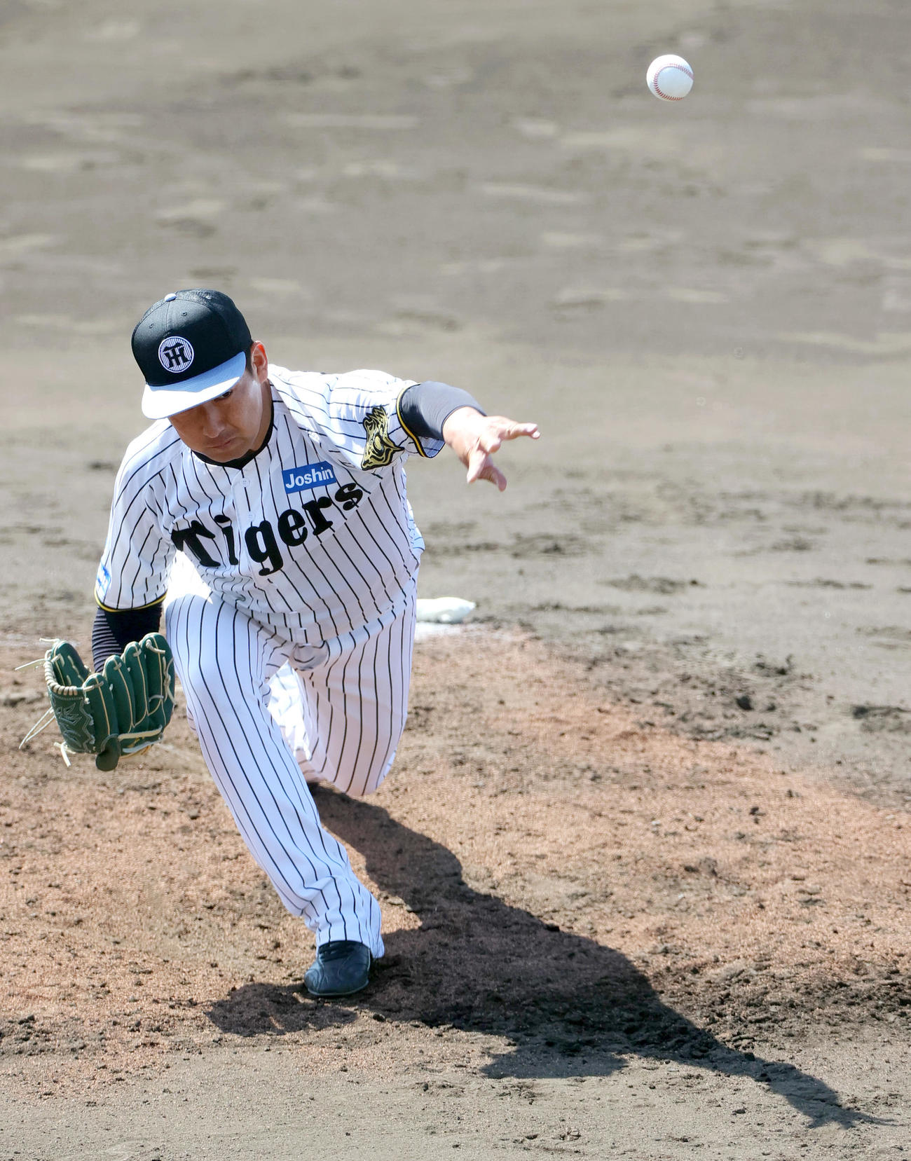 阪神岩崎はライブBPで超スローカーブを投げる（撮影・上山淳一）