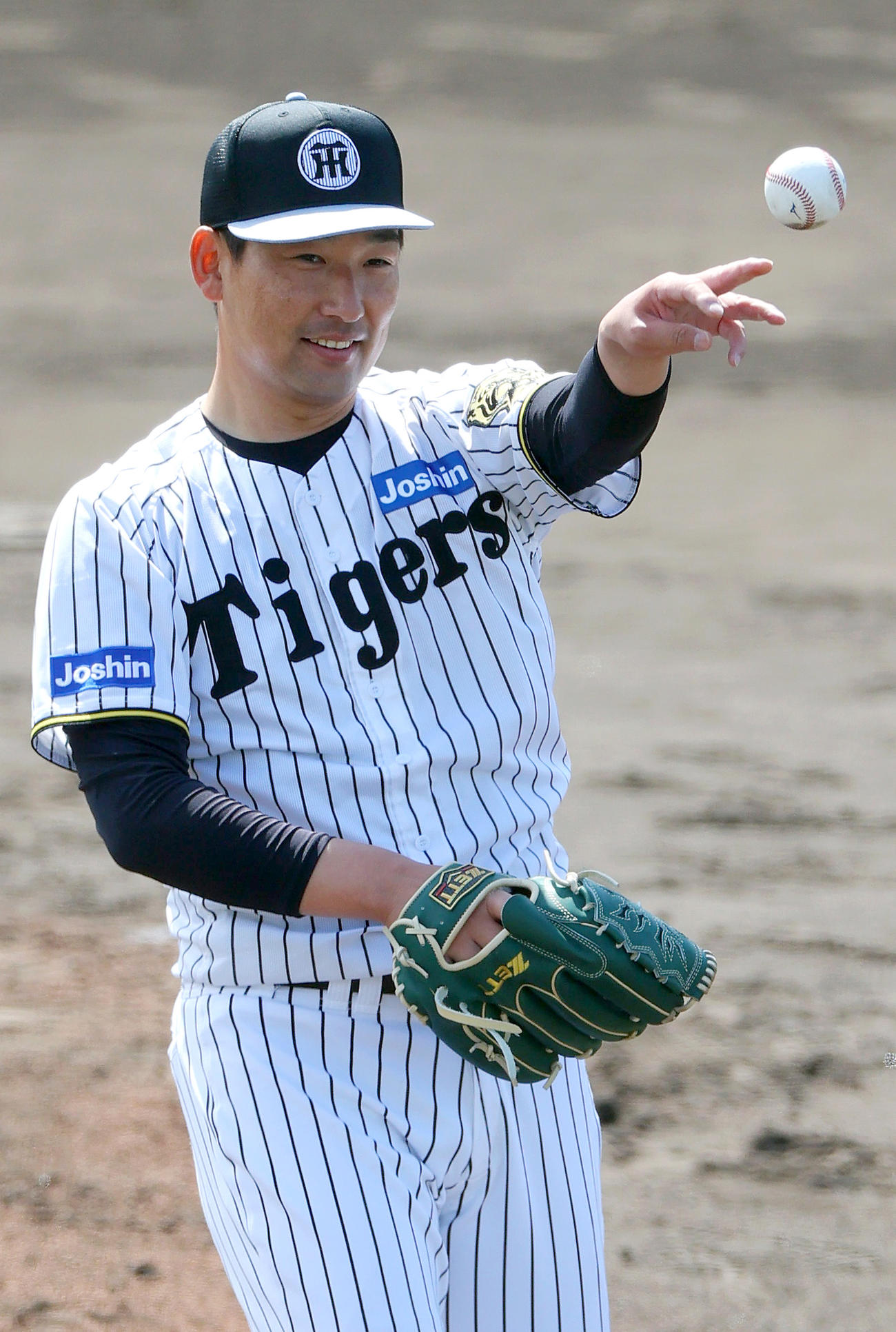 阪神岩崎はライブBPで笑顔を見せる（撮影・上山淳一）
