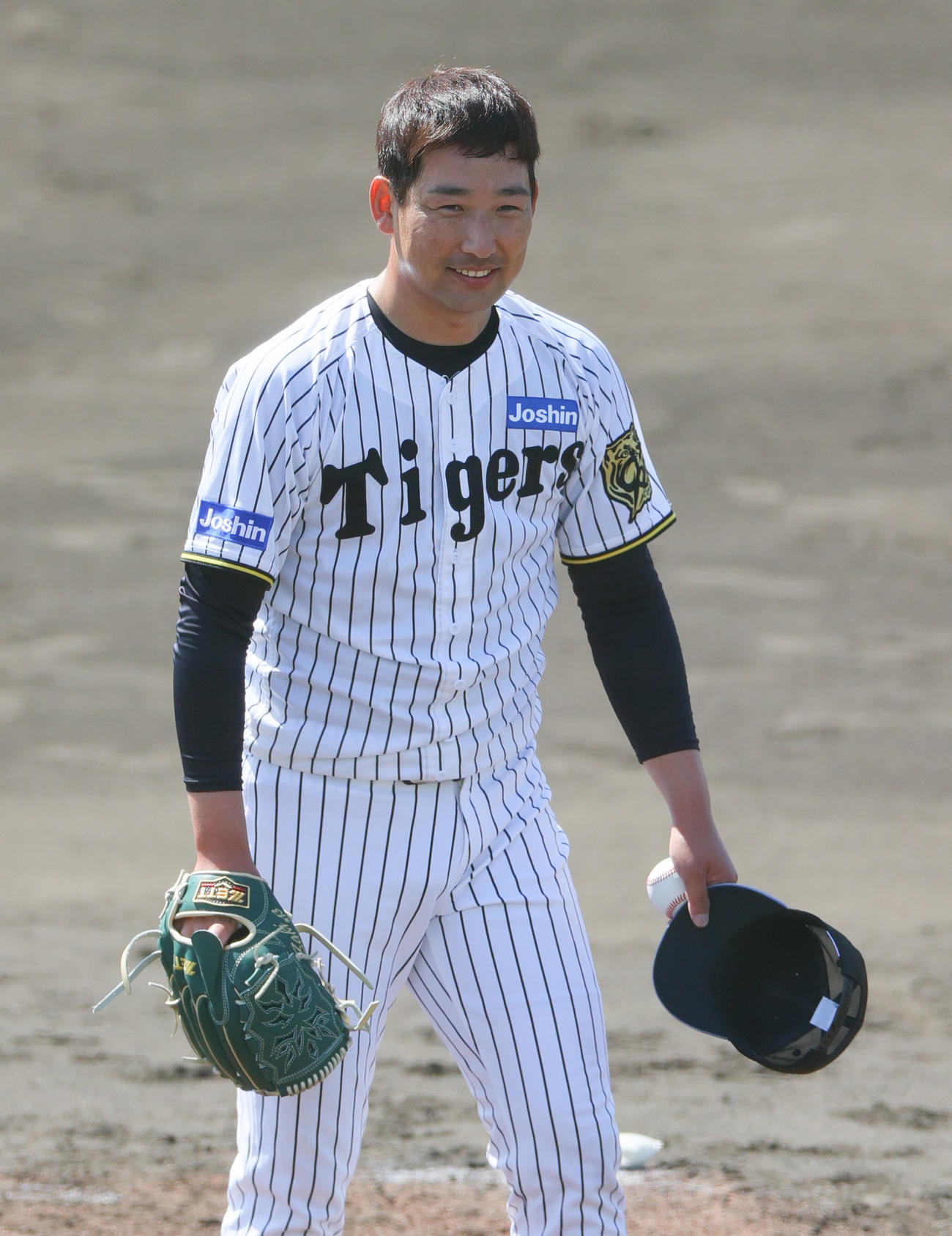 ライブBPの登板を終え笑顔をみせる阪神岩崎（撮影・上山淳一）＝2025年2月27日.、バイトするならエントリー宜野座スタジアム