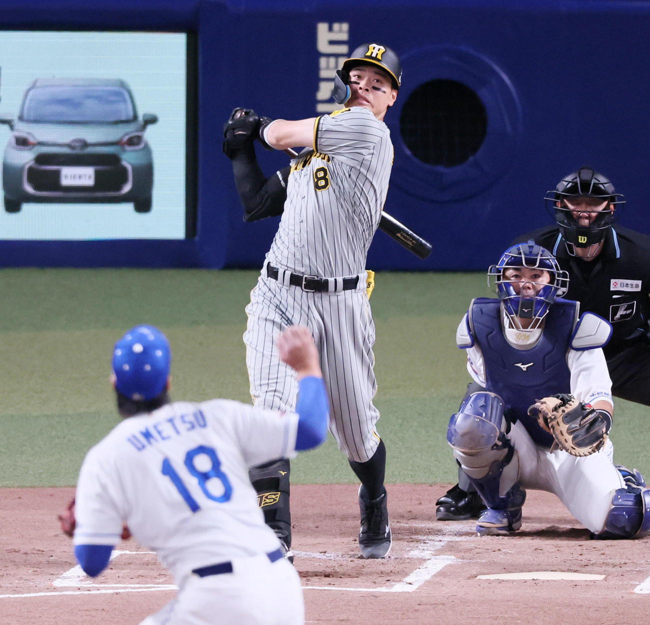23年9月、バンテリンドームで本塁打を放つ佐藤輝明