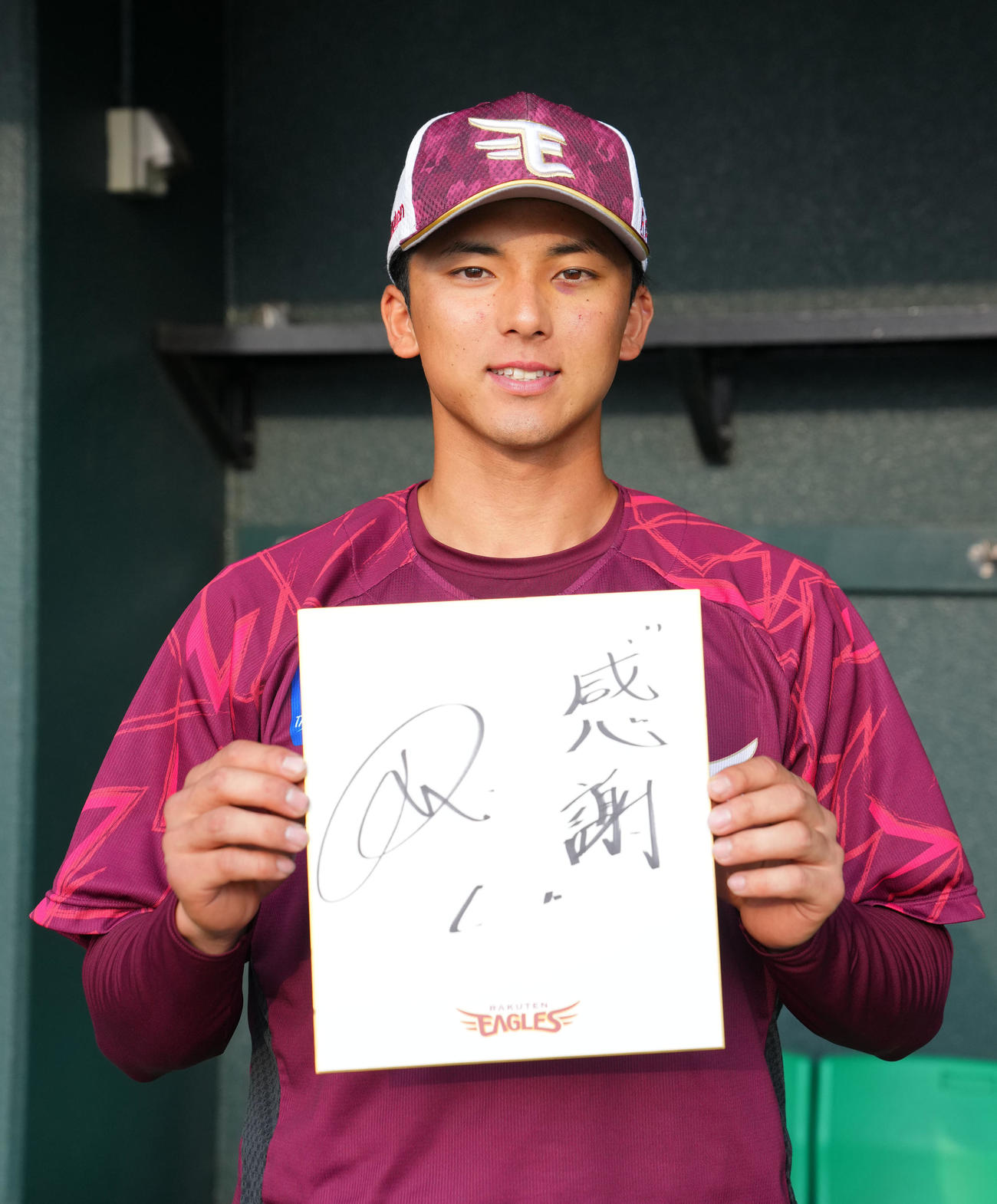 色紙に「感謝」と書き込んだ楽天宗山（撮影・横山健太）