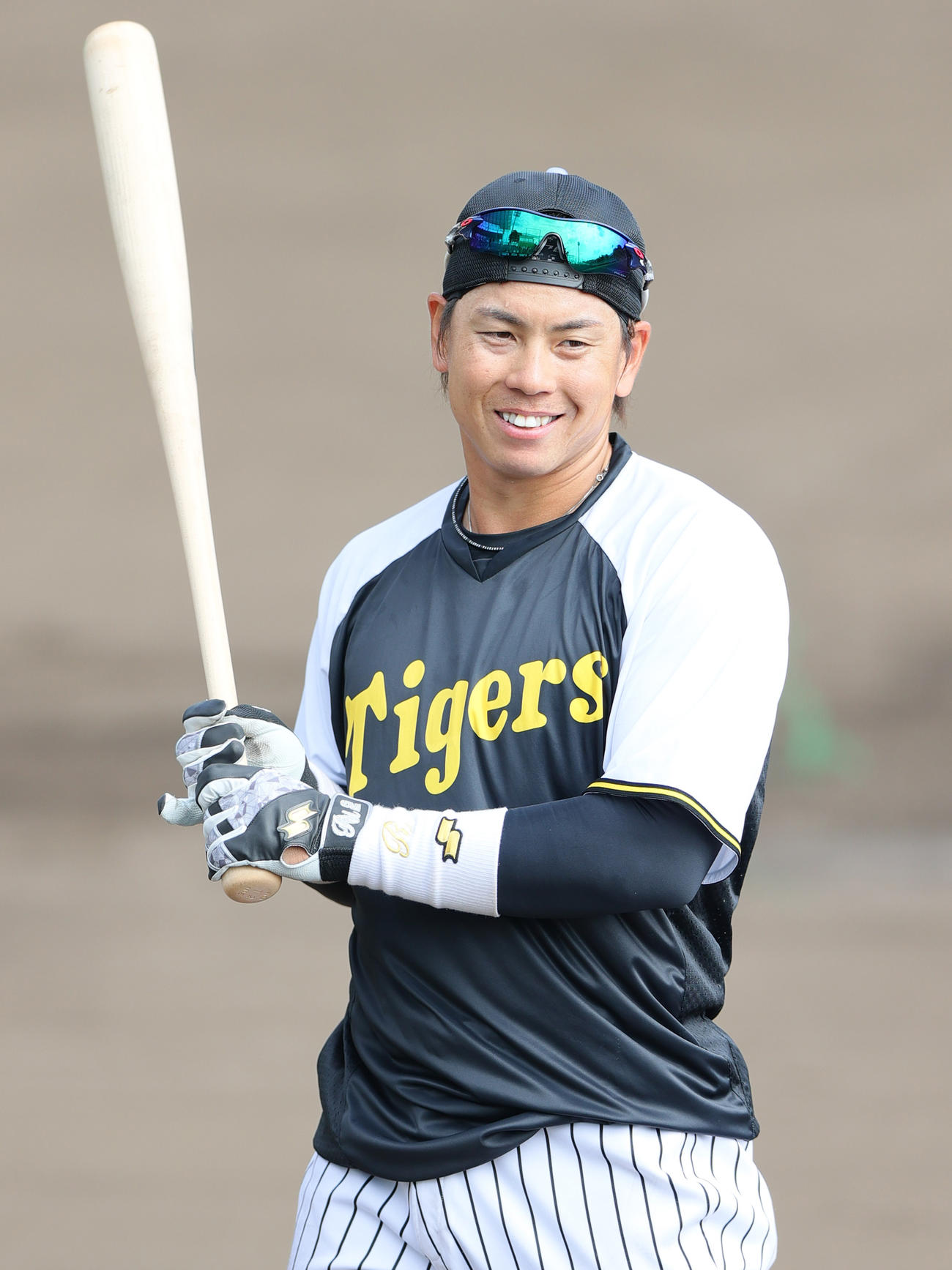 ロング打撃の合間に笑顔を見せる阪神梅野（撮影・上山淳一）