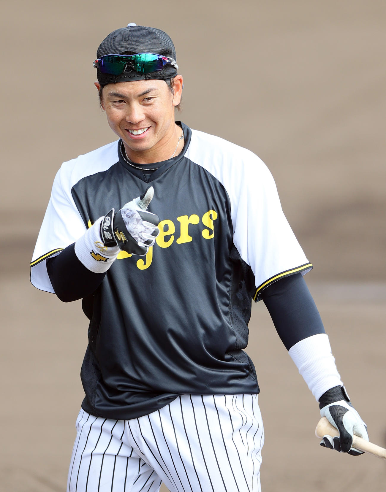 ロング打撃の合間に笑顔を見せる阪神梅野（撮影・上山淳一）
