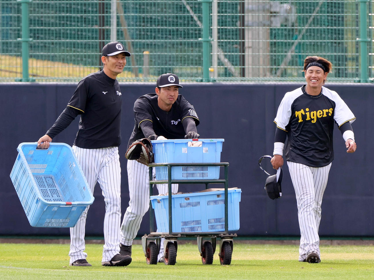 阪神梅野（右）はロング打撃を終え笑顔を見せる（撮影・上山淳一）