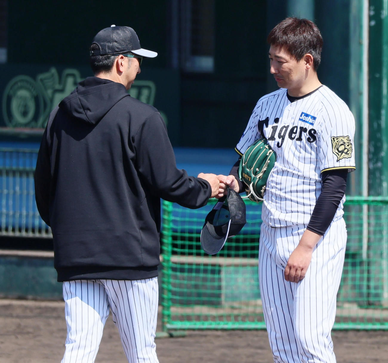 LBPに登板した岩崎（右）とタッチする藤川球督（撮影・加藤哉）