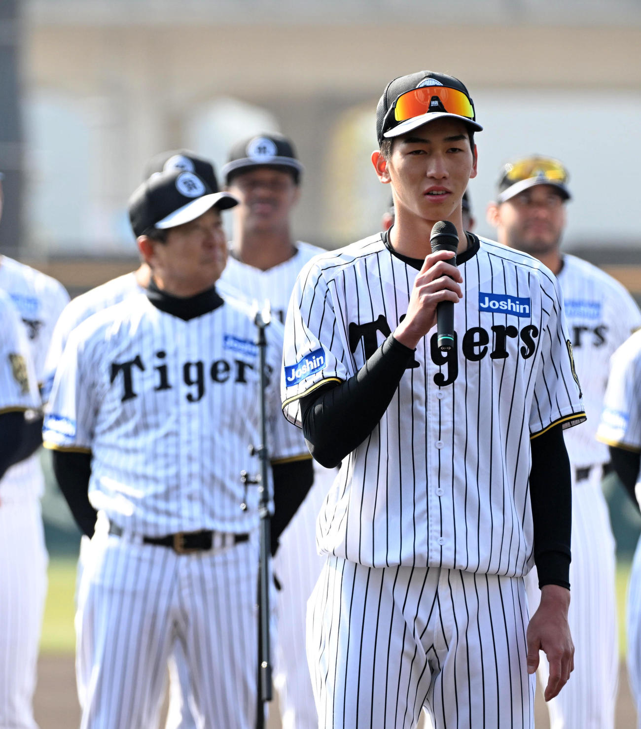 尼崎市の歓迎セレモニーであいさつする阪神今朝丸。左後方は平田2軍監督（撮影・前岡正明）