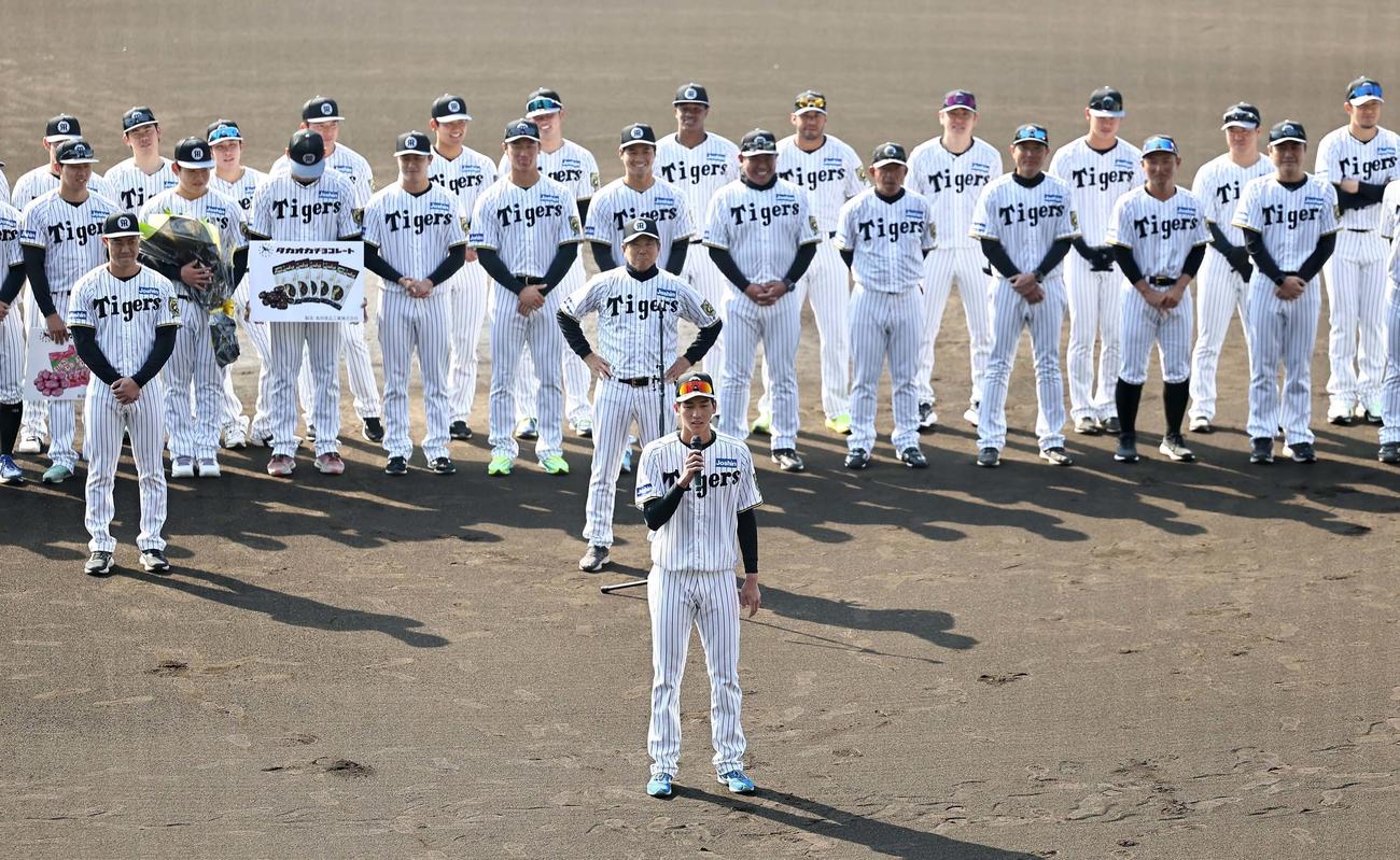セレモニーであいさつをする阪神今朝丸。後方中央は平田2軍監督（撮影・上田博志）