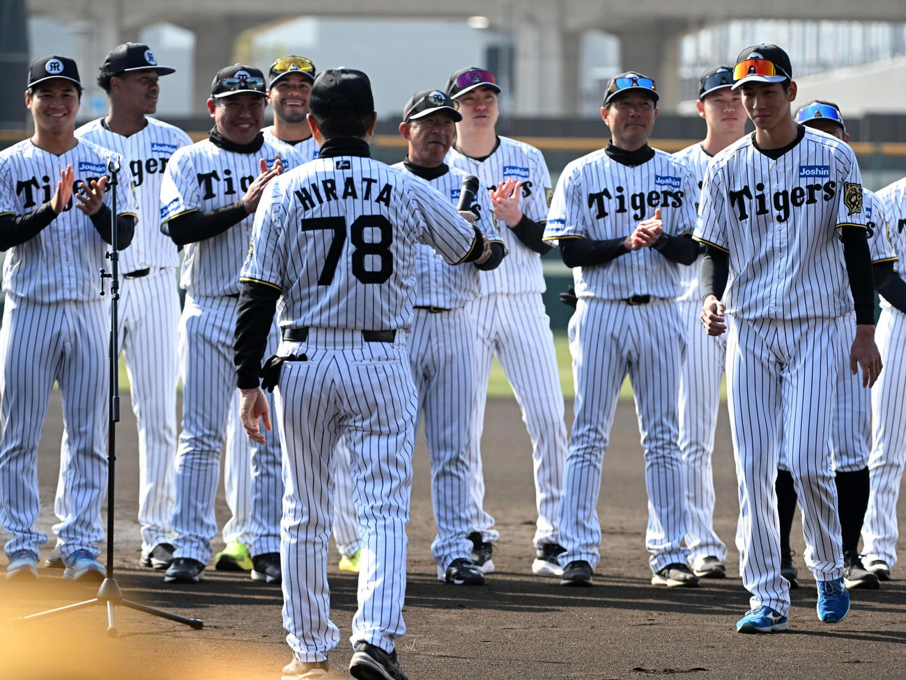 尼崎市の歓迎セレモニーで阪神今朝丸（右）は平田2軍監督（左）からマイクを受け取る（撮影・前岡正明）