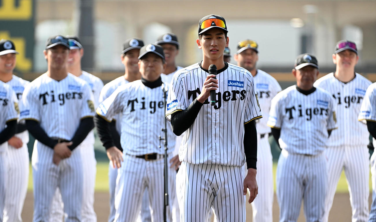 尼崎市の歓迎セレモニーであいさつする阪神今朝丸（撮影・前岡正明）