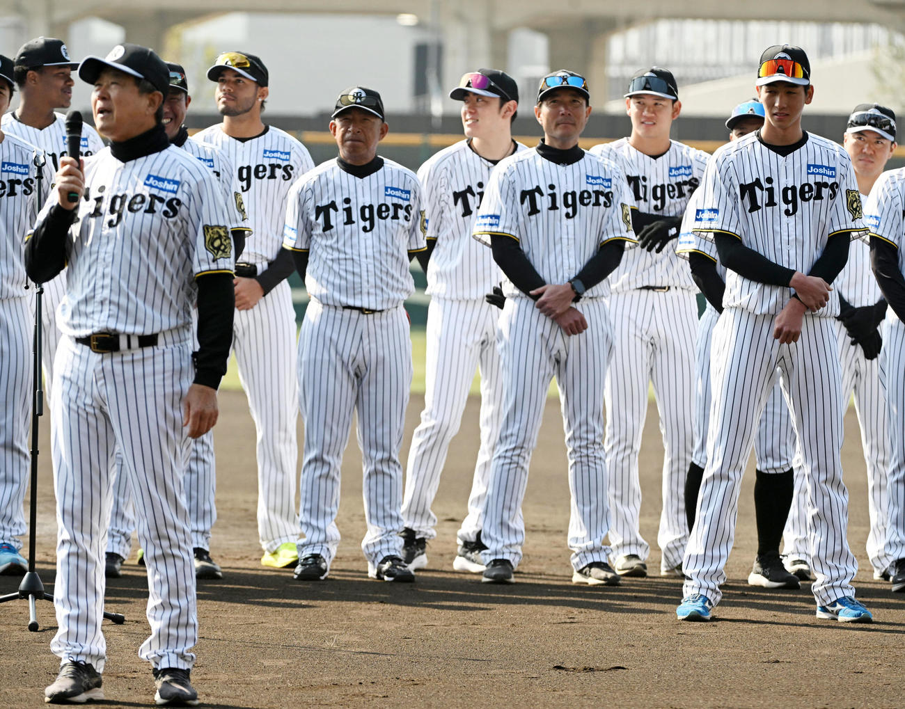 尼崎市の歓迎セレモニーで平田2軍監督のあいさつを聞く阪神今朝丸（撮影・前岡正明）