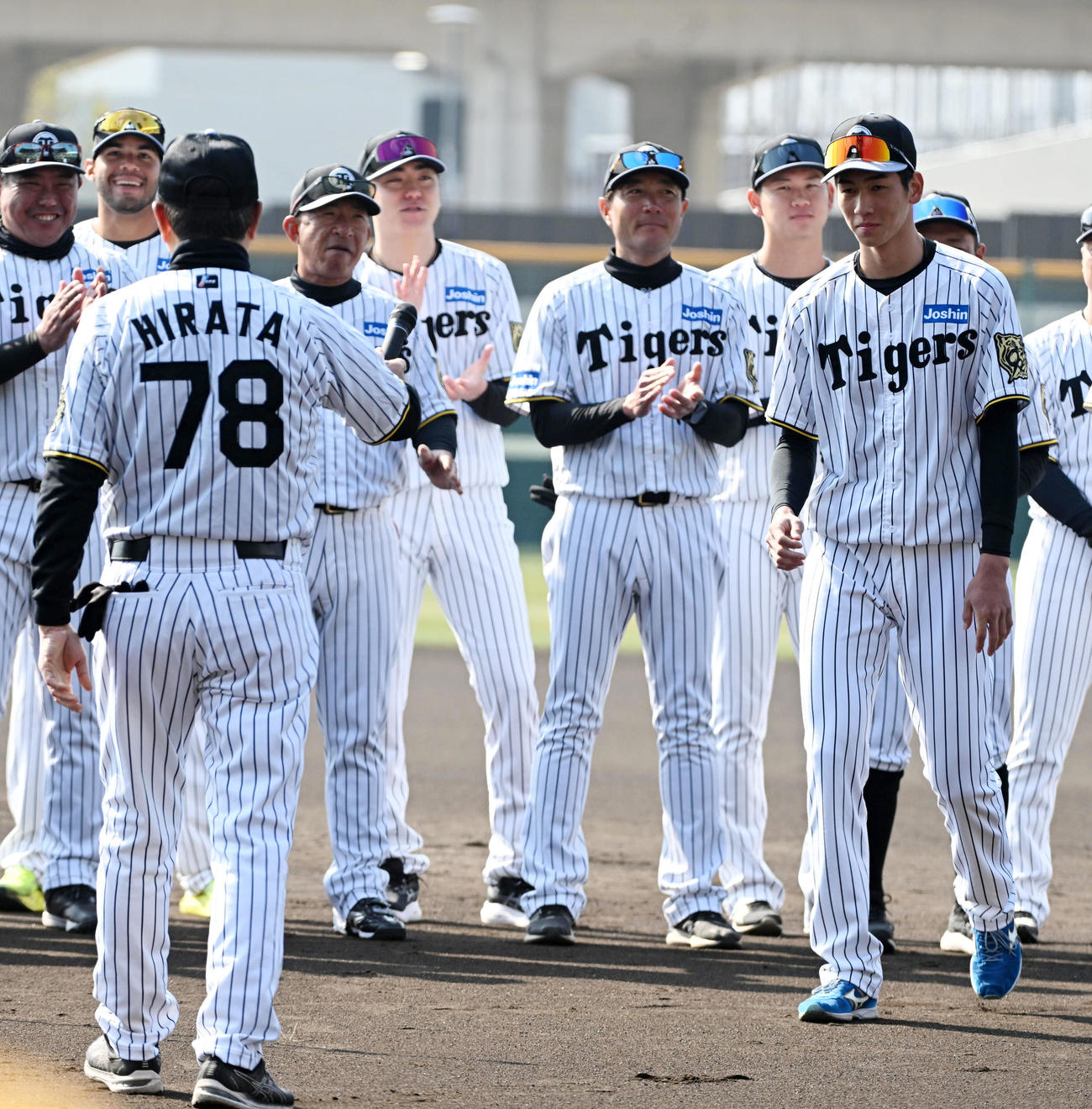 尼崎市の歓迎セレモニーで阪神平田2軍監督（左）からマイクを受け取る今朝丸（撮影・前岡正明）