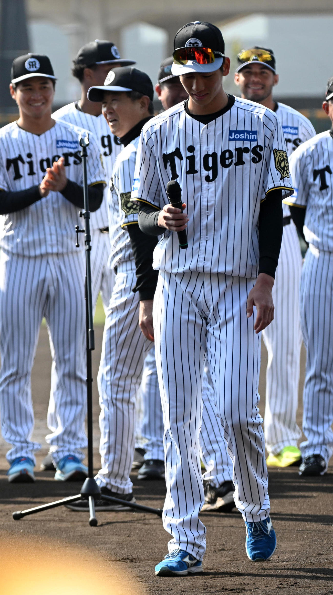 尼崎市の歓迎セレモニーで平田勝男2軍監督（左）からあいさつのマイクを受け取った阪神今朝丸（撮影・前岡正明）
