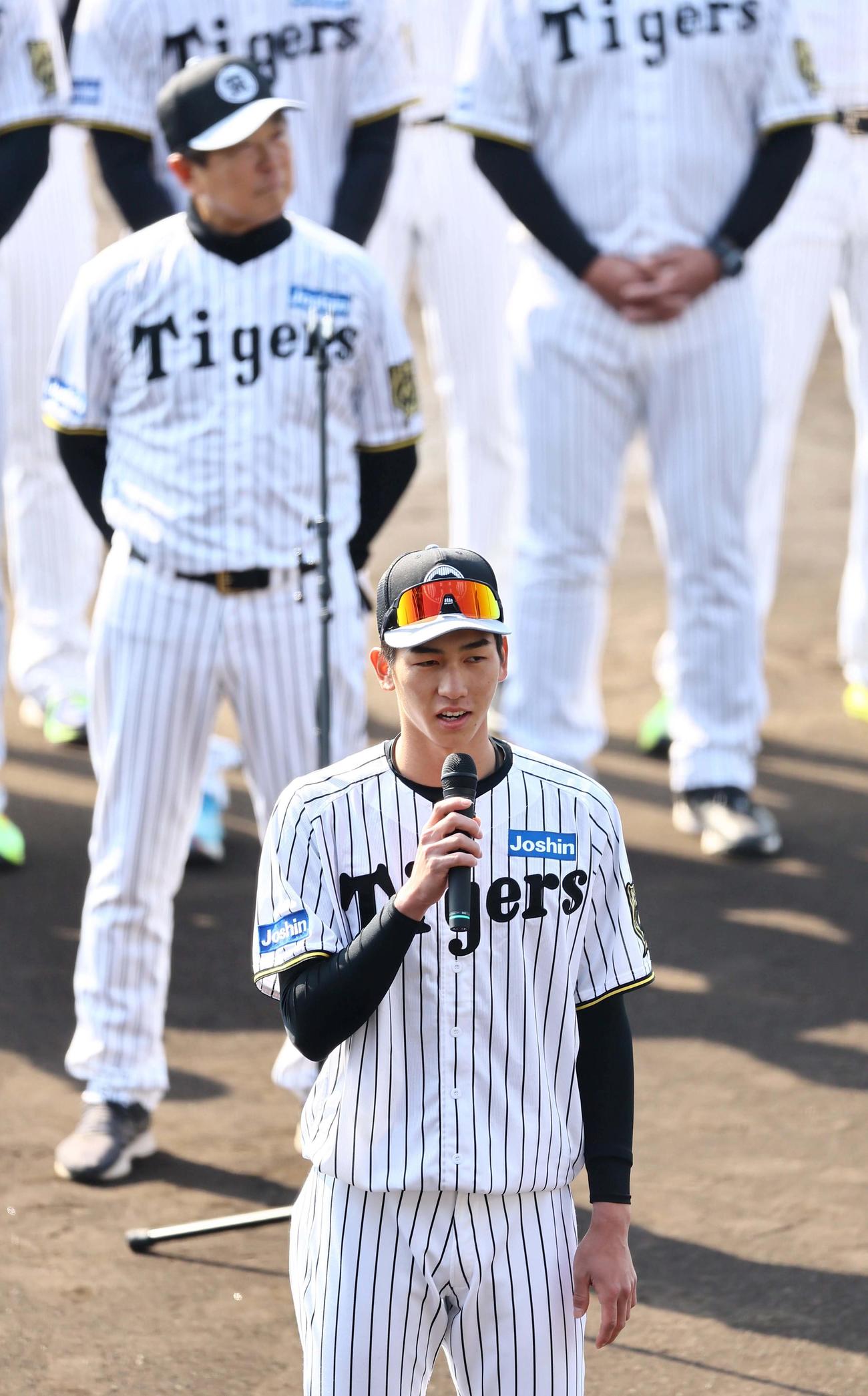 平田2軍監督（左）の指名であいさつをする今朝丸（撮影・上田博志）