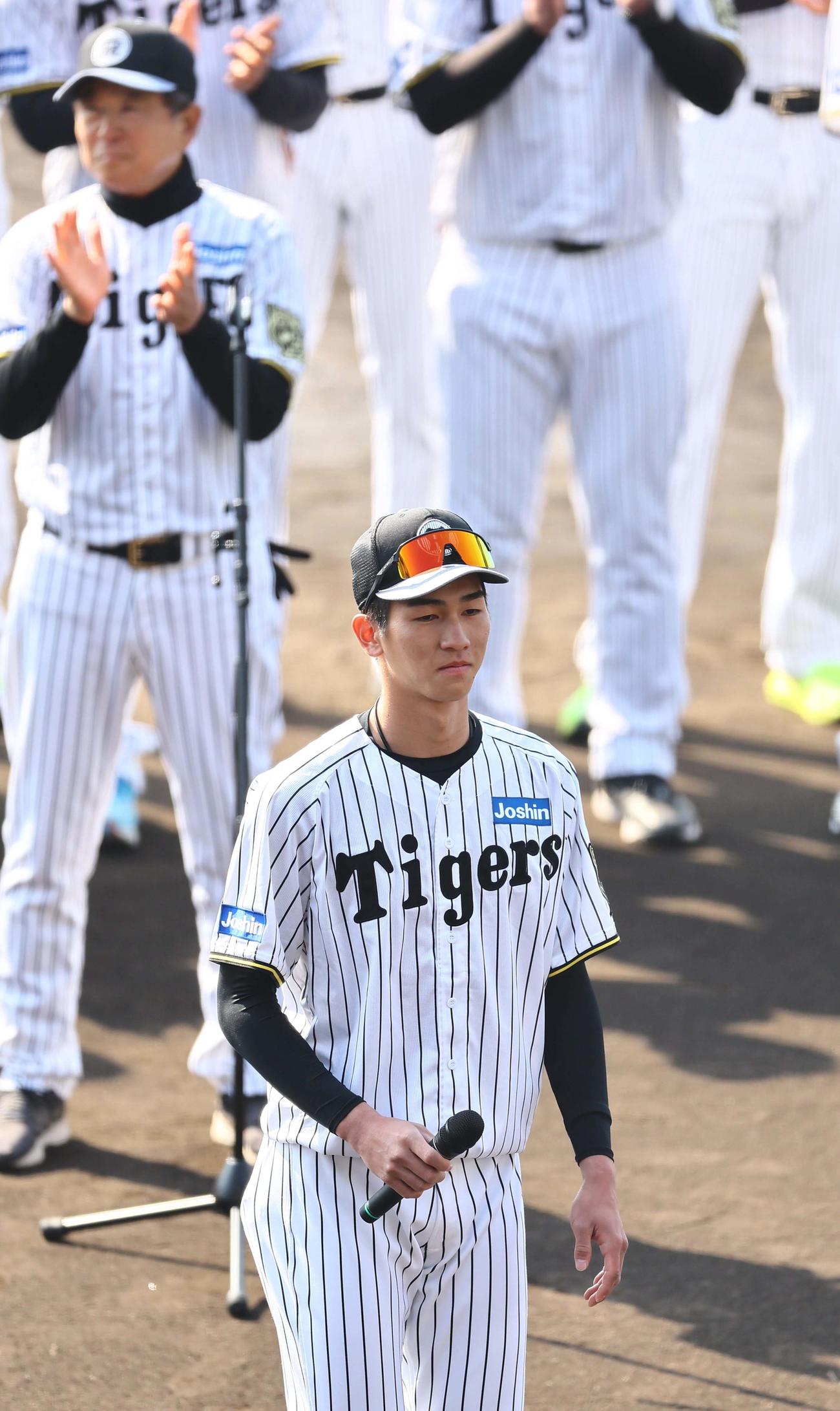 あいさつを終えた今朝丸（右）は平田2軍監督から拍手される（撮影・上田博志）