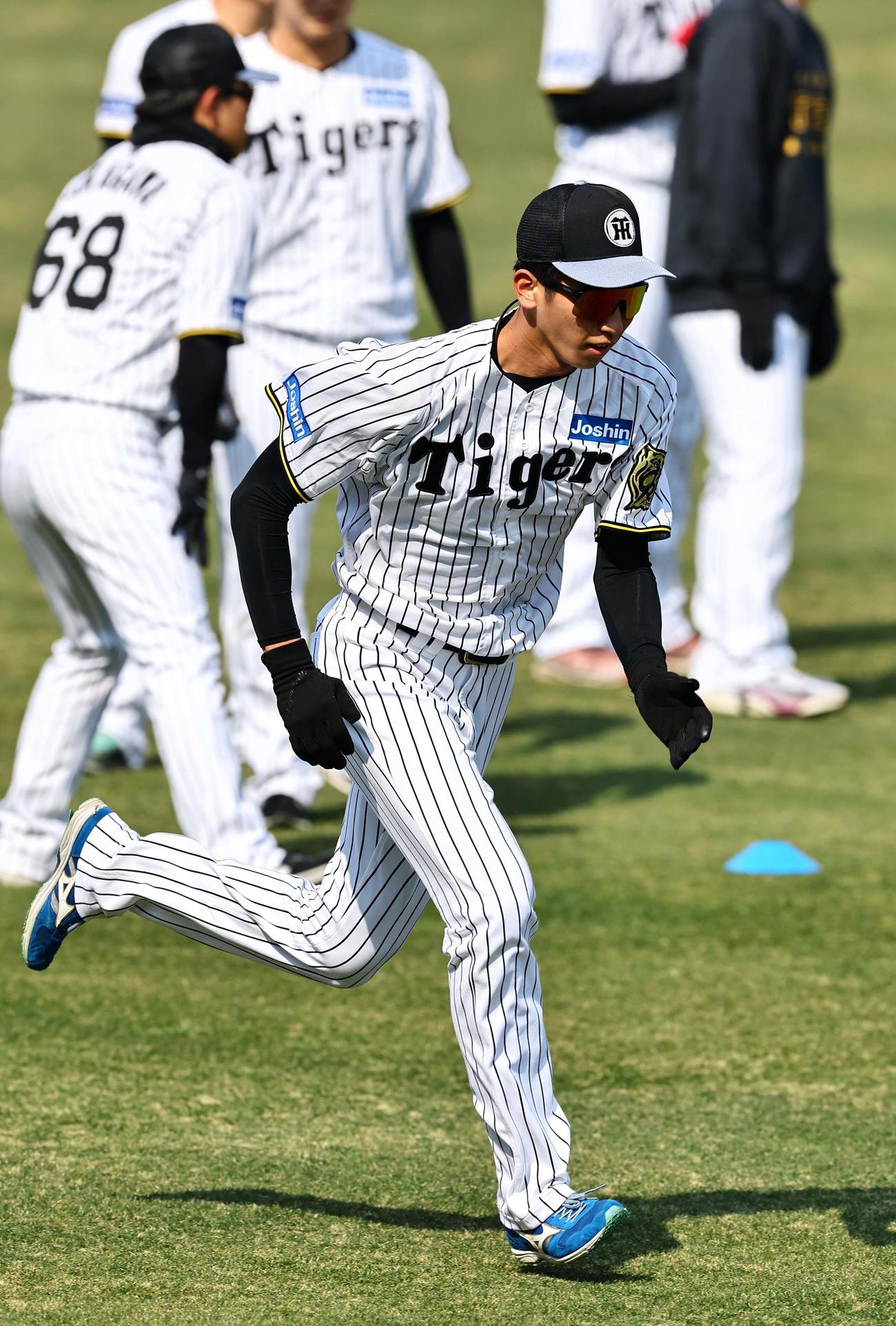 外野をダッシュする今朝丸（撮影・上田博志）
