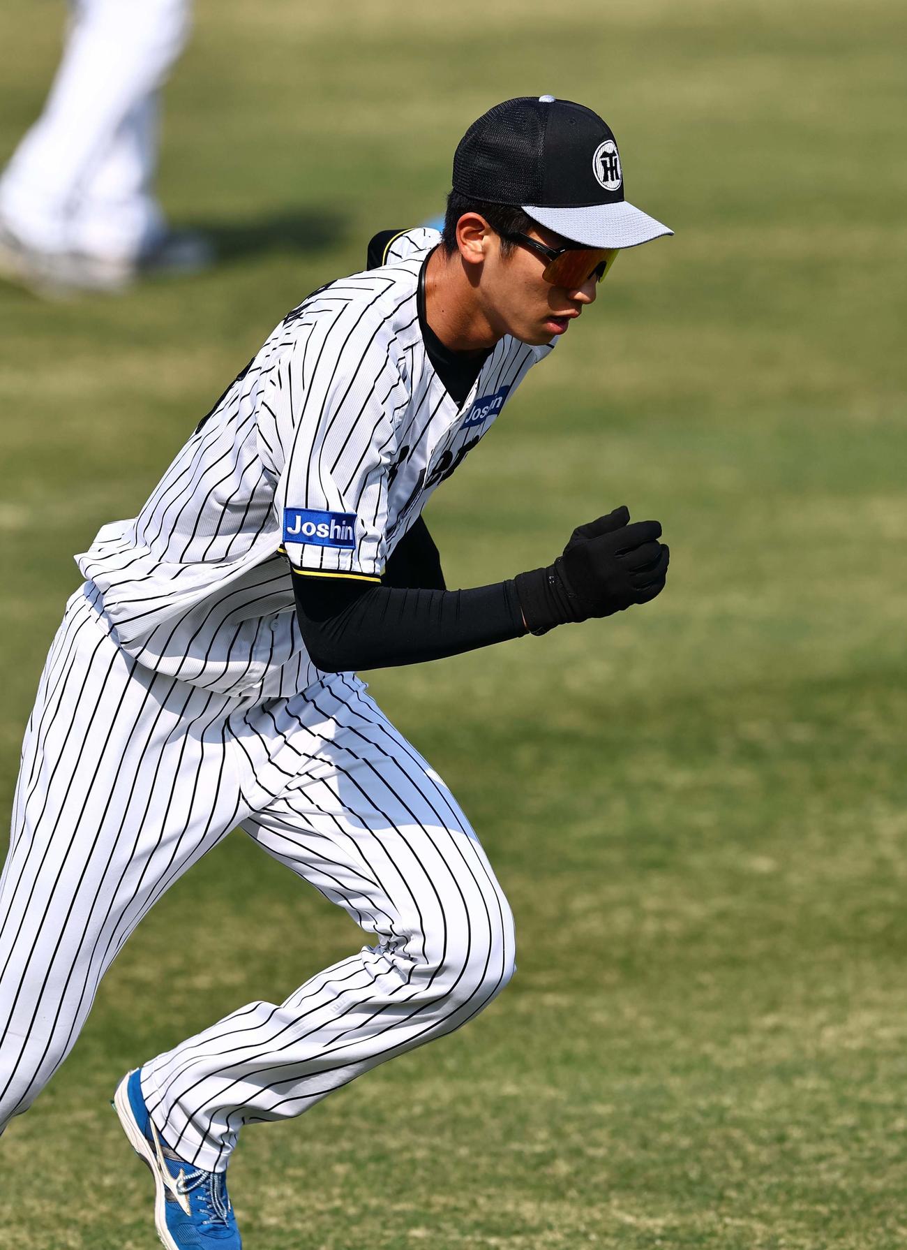 外野をダッシュする今朝丸（撮影・上田博志）