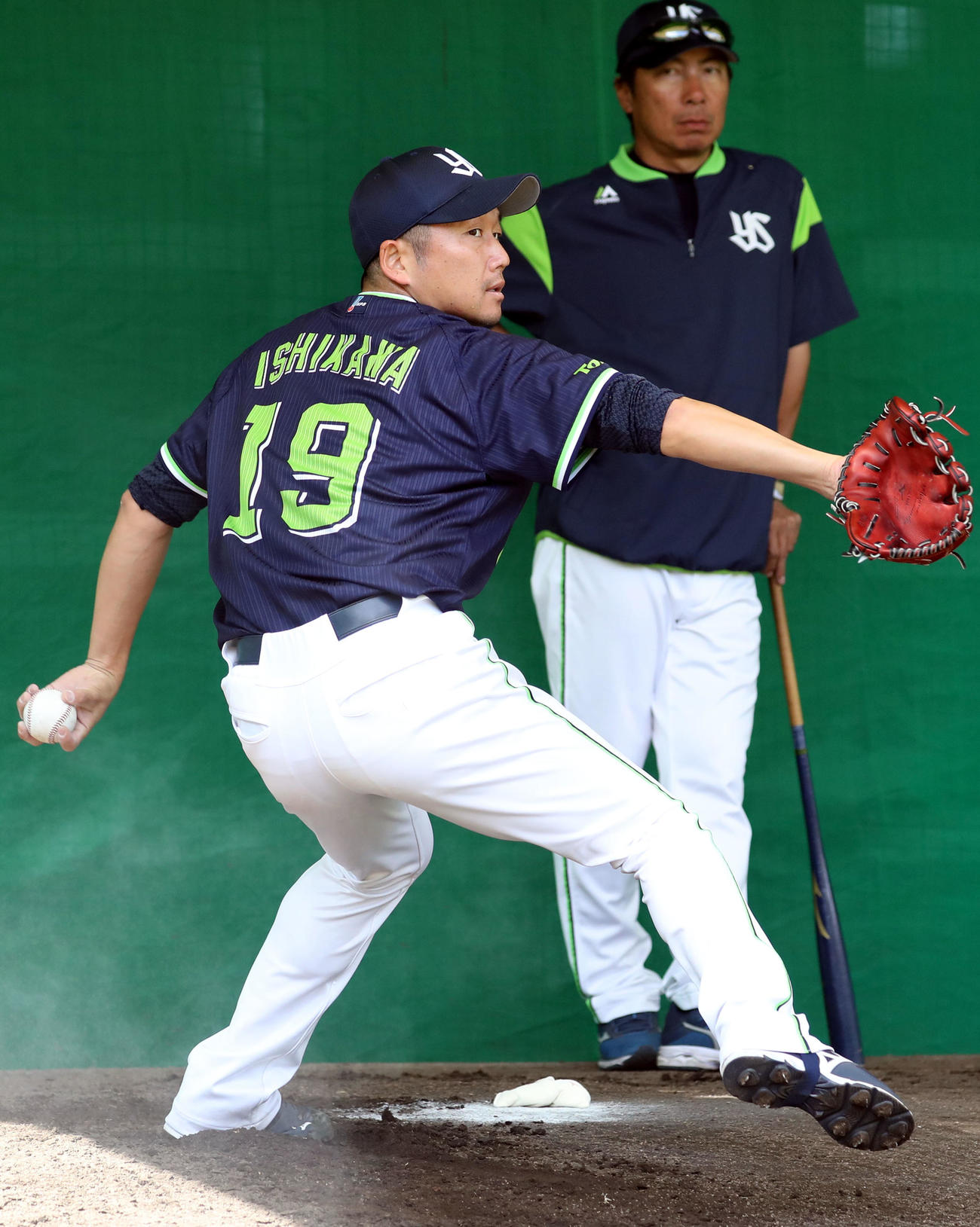 高津臣吾監督が凝視する中、ブルペンで投げ込む石川雅規（2020年2月4日撮影）