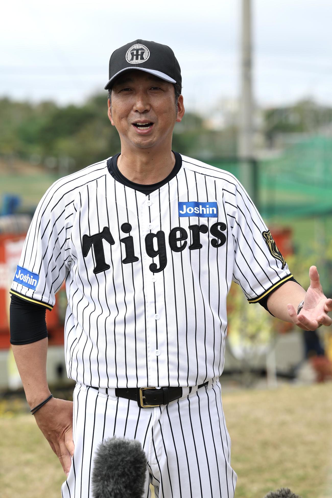春季キャンプを総括する阪神藤川監督（撮影・前田充）