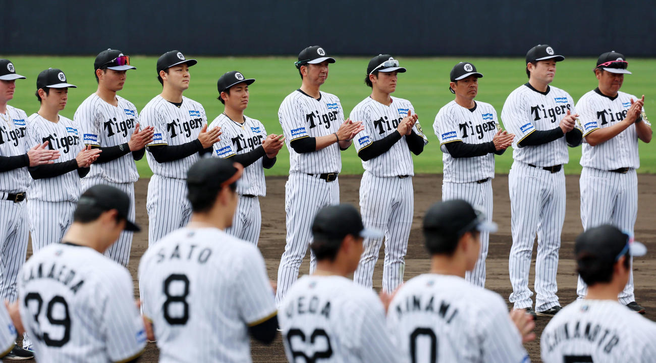 宜野座キャンプを終え手締めする阪神ナイン（撮影・加藤哉）