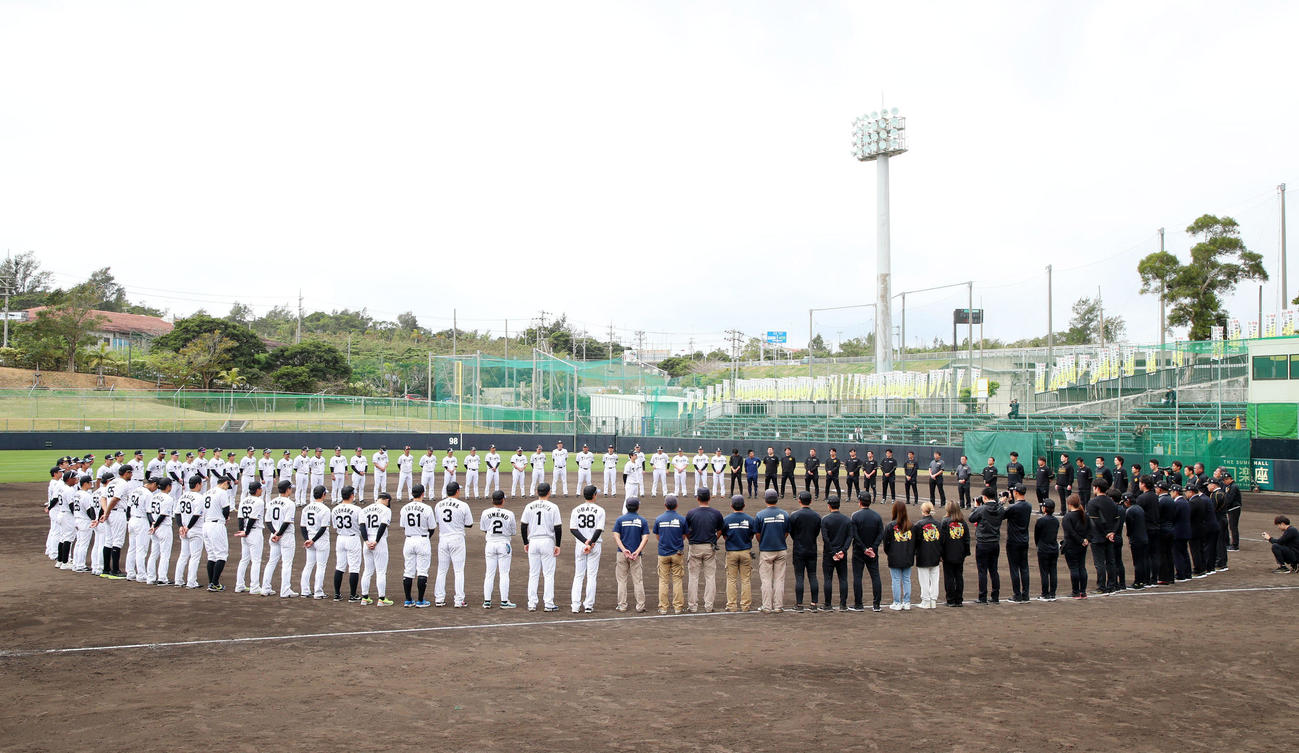 宜野座キャンプを終え手締めする阪神ナイン（撮影・加藤哉）