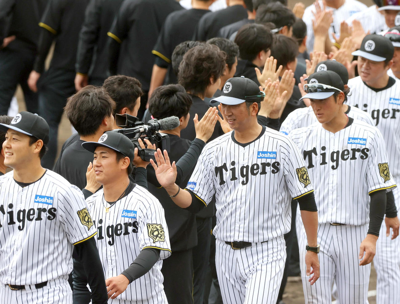 阪神藤川監督（左から3人目）は春季キャンプを打ち上げ、スタッフらとタッチをかわす（撮影・上山淳一）