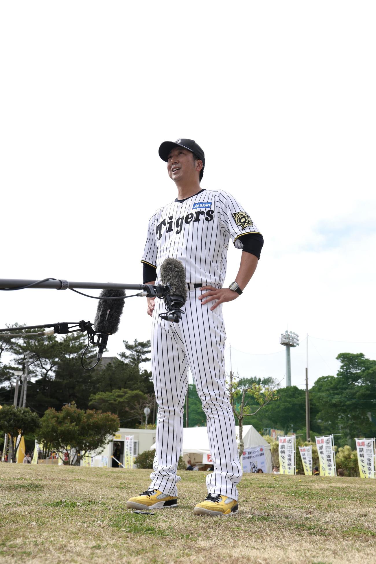 春季キャンプを総括する阪神藤川監督（撮影・前田充）