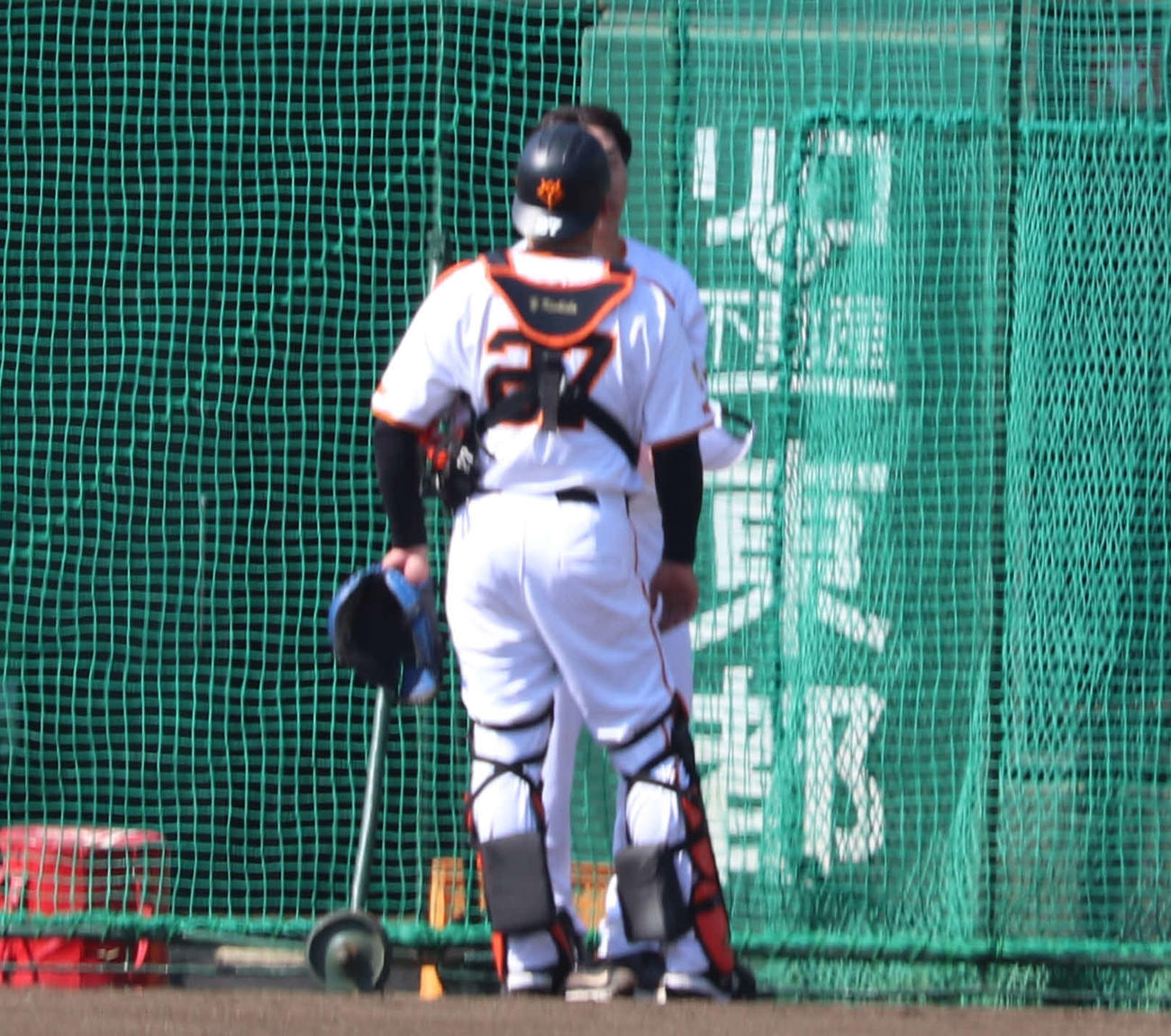 ジャイアンツ球場で行われた全体練習でシート打撃に登板した巨人大勢と話す岸田（撮影・佐瀬百合子）