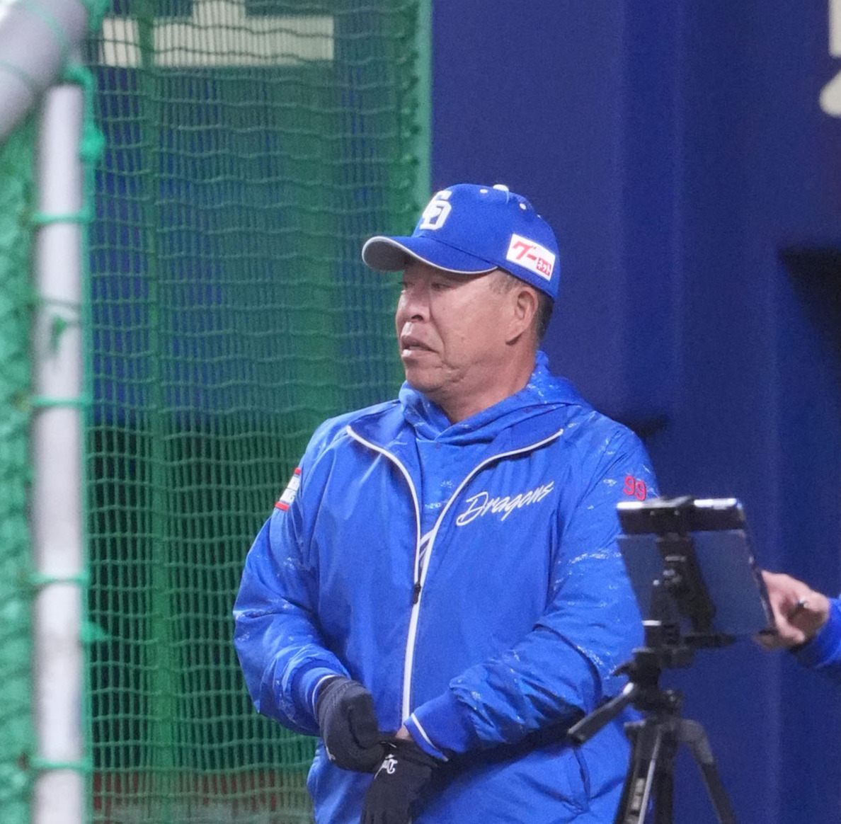 練習を見つめる井上監督（撮影・森本幸一）