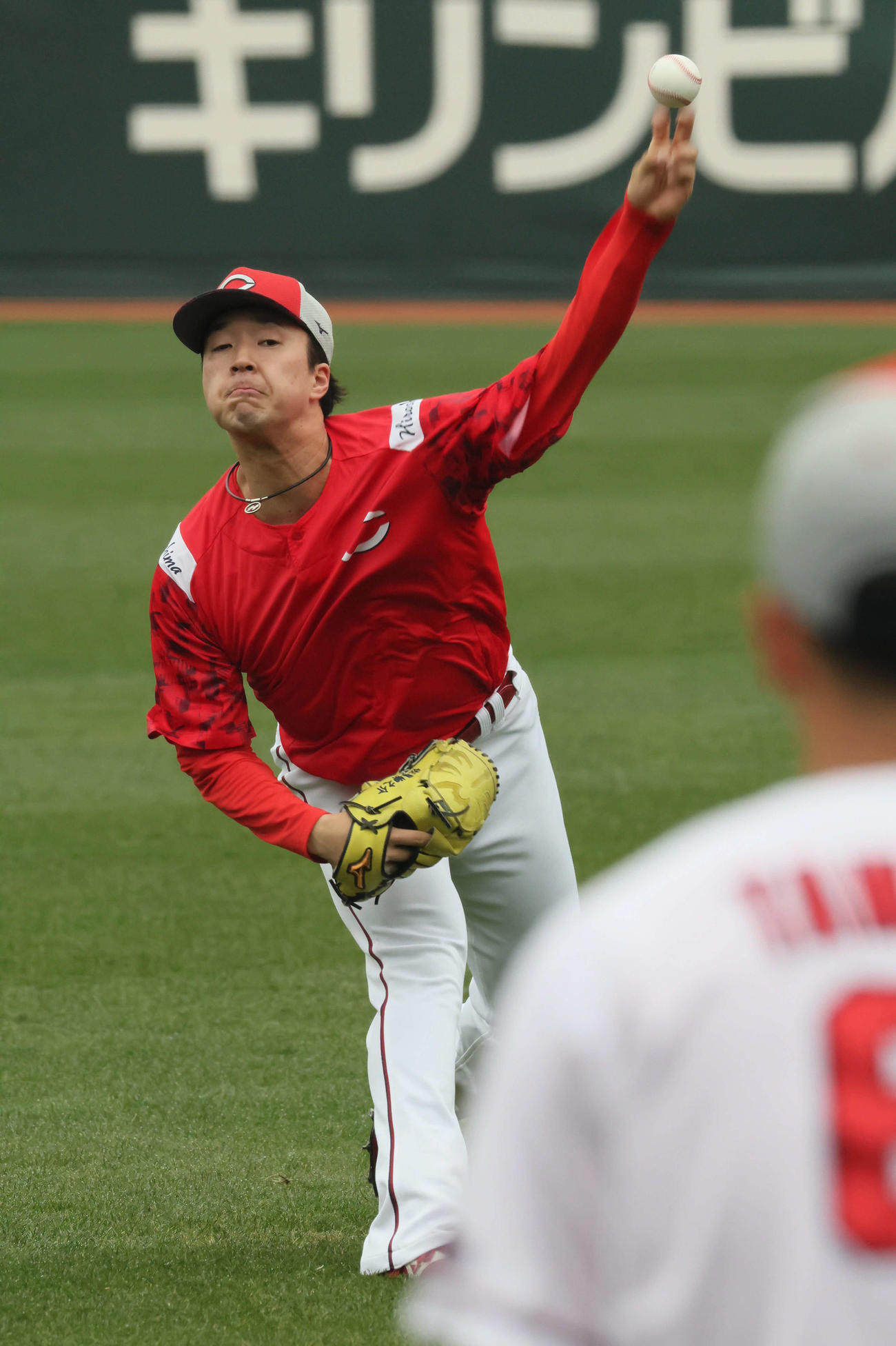 キャッチボールをする広島ドラフト2位の佐藤柳と玉村（手前）（撮影・加藤孝規）