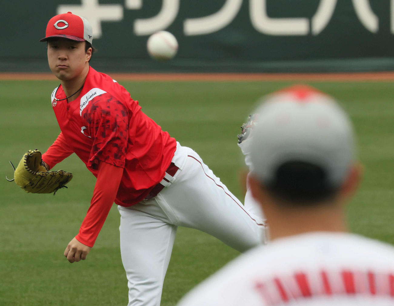 キャッチボールをする広島ドラフト2位の佐藤柳と玉村（手前）（撮影・加藤孝規）