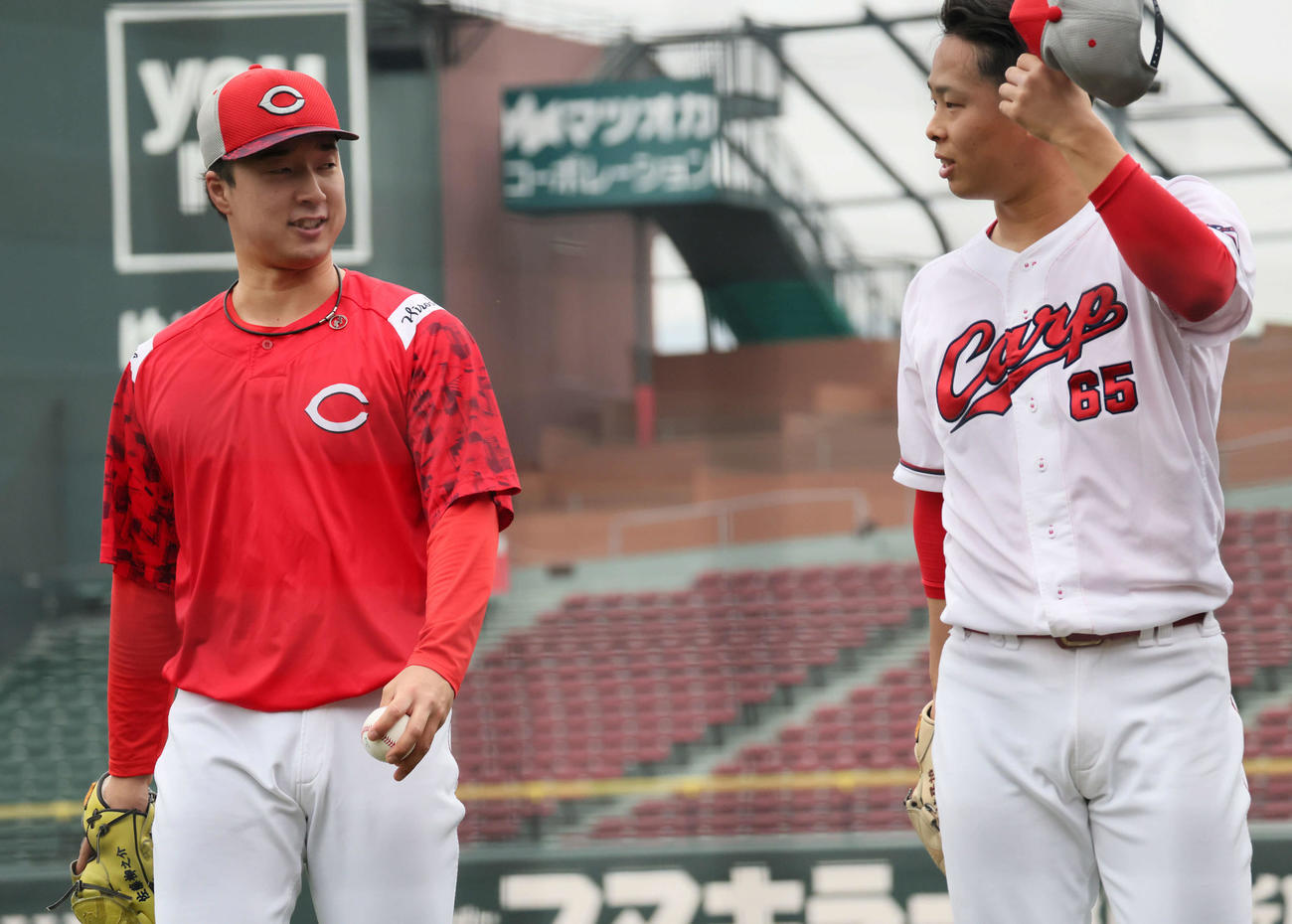 キャッチボールをした広島ドラフト2位の佐藤柳（左）と玉村（撮影・加藤孝規）