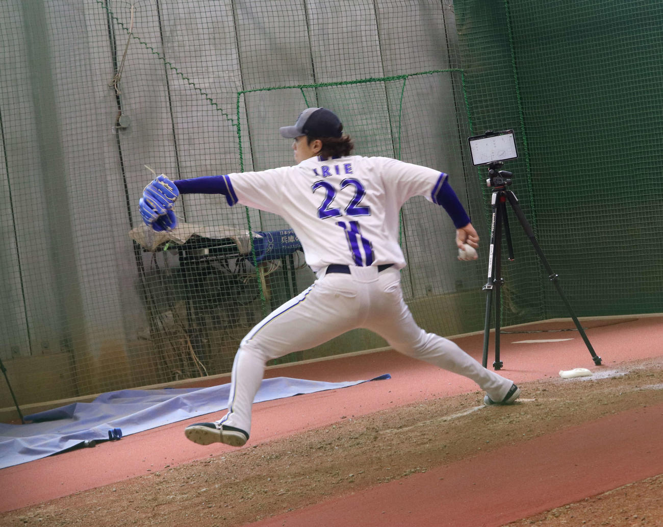 ブルペン投球するDeNA入江（撮影・小早川宗一郎）