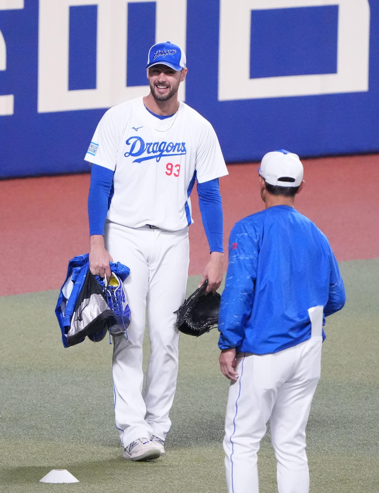 大塚投手コーチと言葉を交わしベンチへ戻るカイル・マラー（左）（撮影・森本幸一）