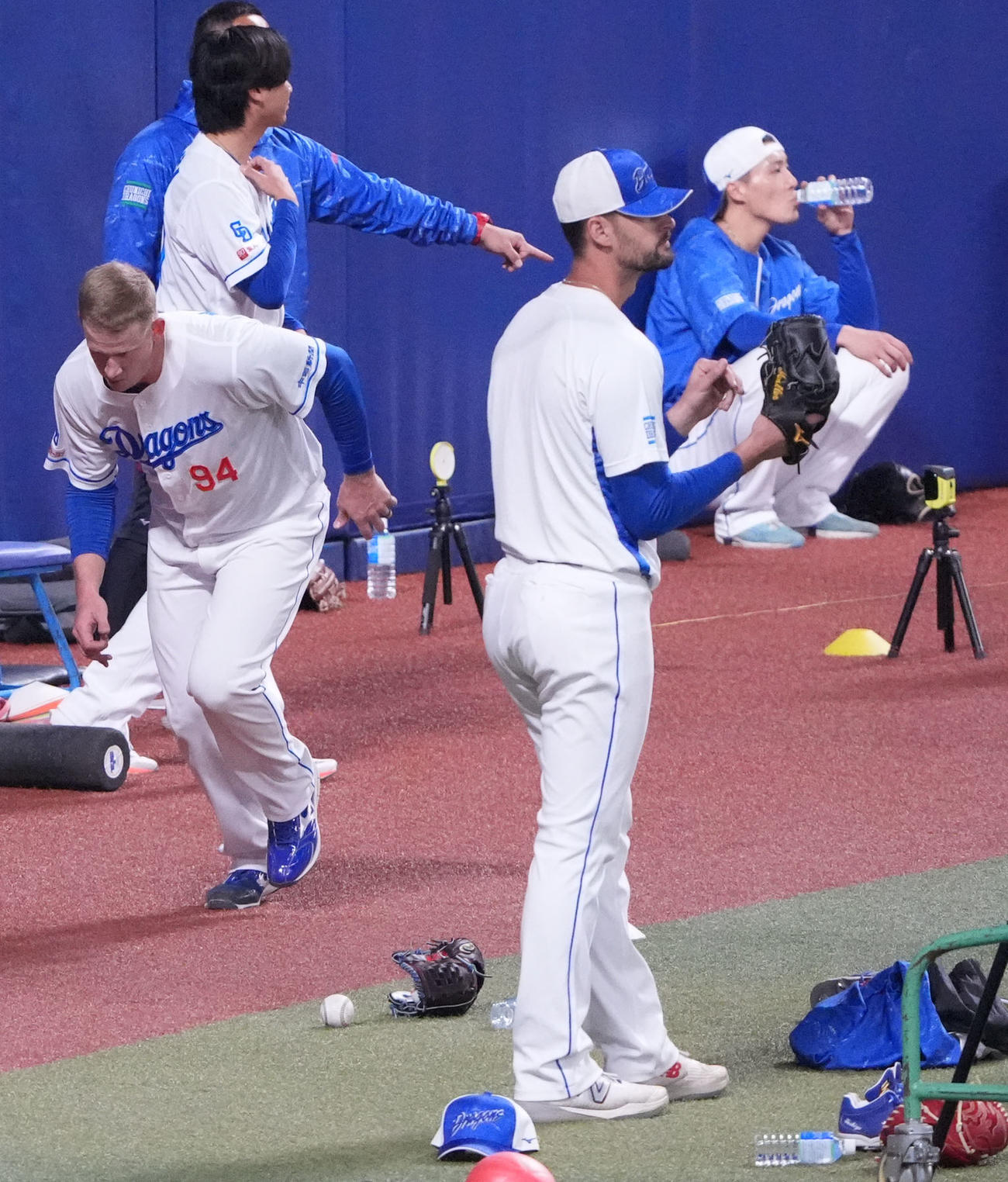 野手陣の打撃練習を見つめるマラー（右から2人目）（撮影・森本幸一）
