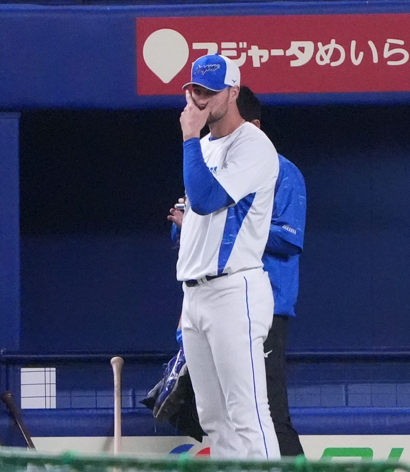 練習を見つめるマラー（手前）（撮影・森本幸一）