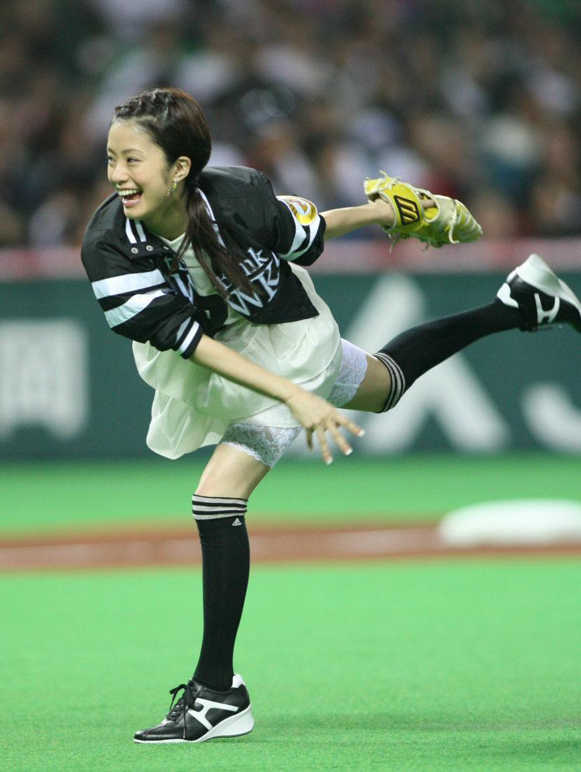 ソフトバンク対オリックス　始球式に登場した上戸彩＝福岡ヤフードーム（2007年3月24日）