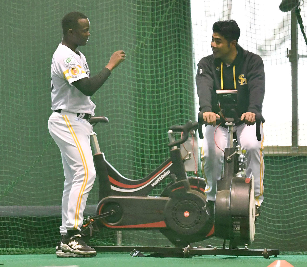 室内練習場で話し合うソフトバンクのモイネロ（左）と近藤（撮影・岩下翔太）