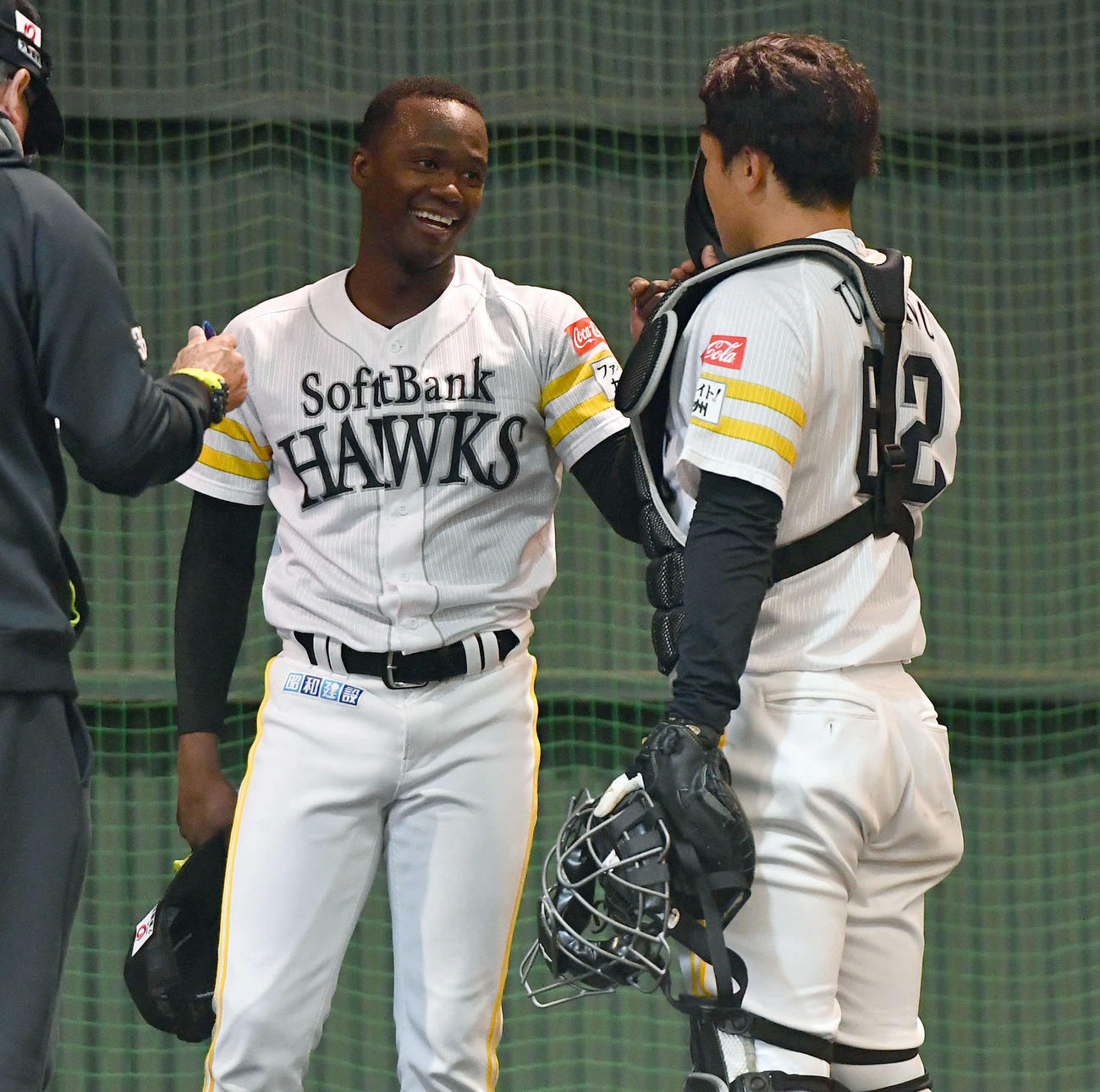 ブルペンでの投球を終えたソフトバンクのモイネロ（左）は、海野と笑顔でグータッチを交わす（撮影・岩下翔太）
