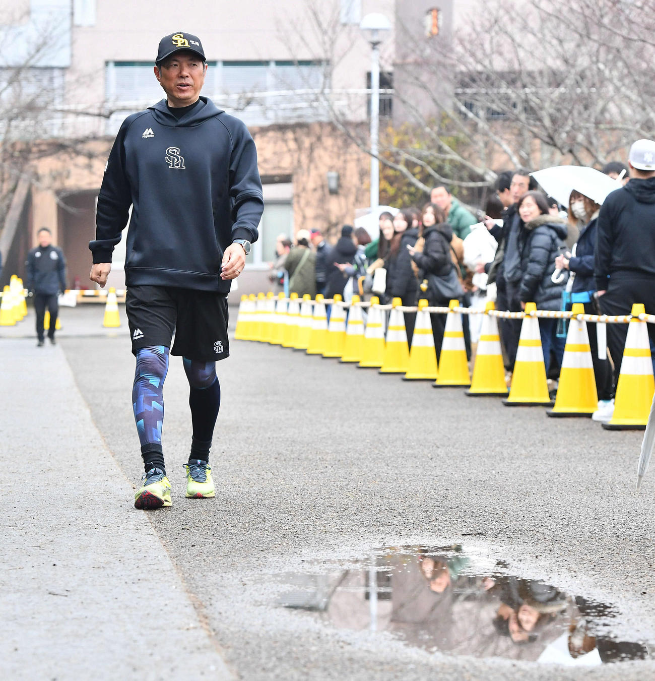 室内練習場へ向かうソフトバンク小久保監督（撮影・岩下翔太）